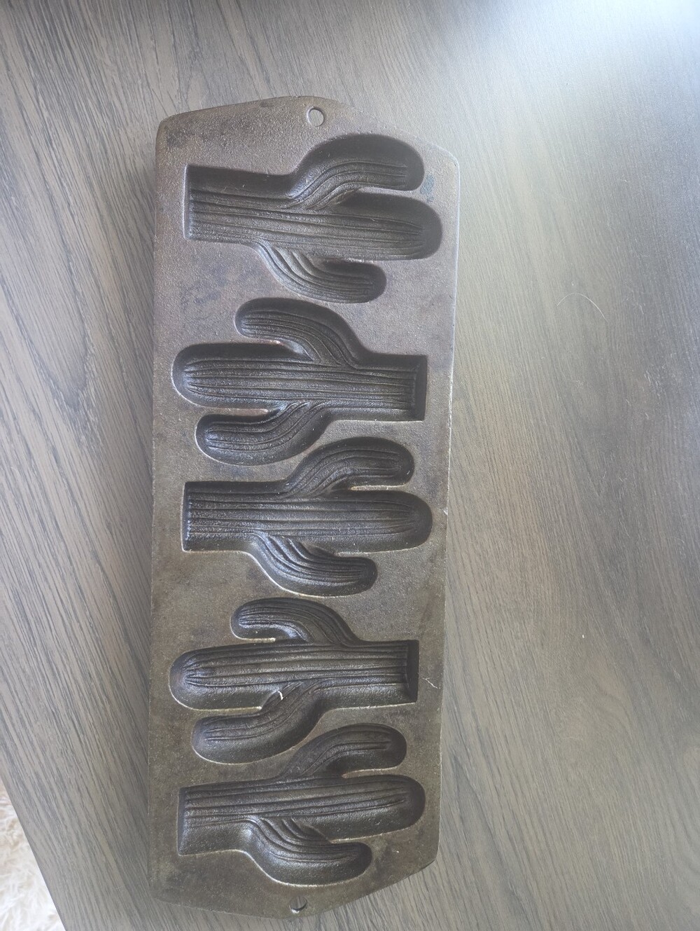 Lodge Cast Iton Saguaro Catus Muffin Cornbread Baking Pan